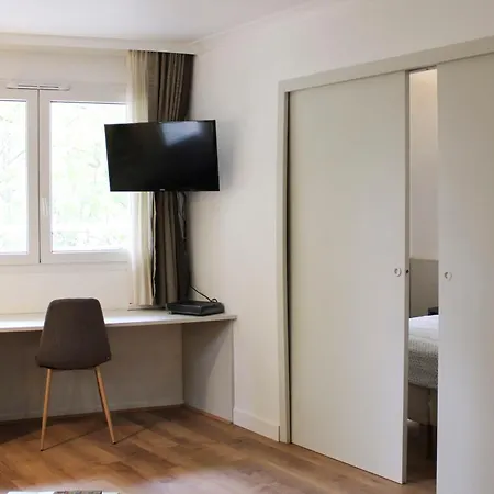 Charming With Balcony In Lägenhet Courbevoie