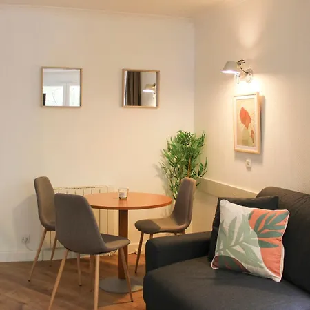 Charming With Balcony In Appartement